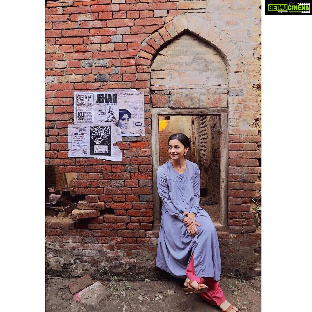 Alia Bhatt Instagram - In between shots on the sets of Raazi. 10 days to the trailer.. Can’t wait 👀