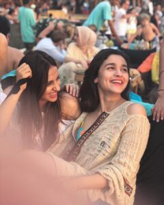 Alia Bhatt Instagram - Let this year be about love. Love for your friends, love for your family, love for your work,love for our planet, love for our animals, love for yourself & most of all love for LIFE Happy New Year 💙💕✨🌟