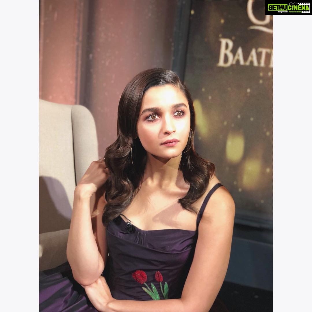 Alia Bhatt Instagram - That “ looking away “ pose 🐒