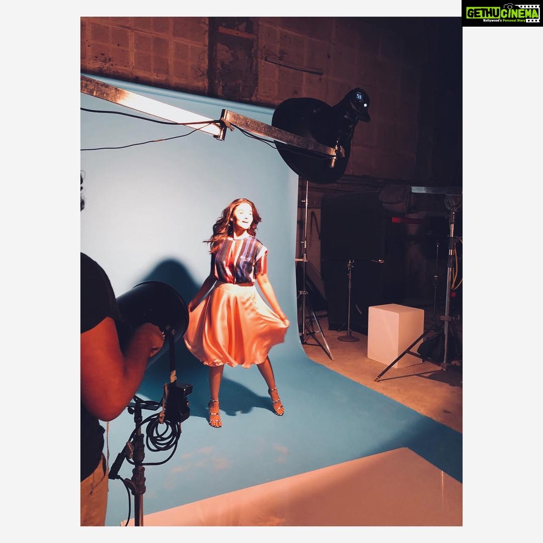 Alia Bhatt Instagram - Under the light & in front of the camera. Always🤘