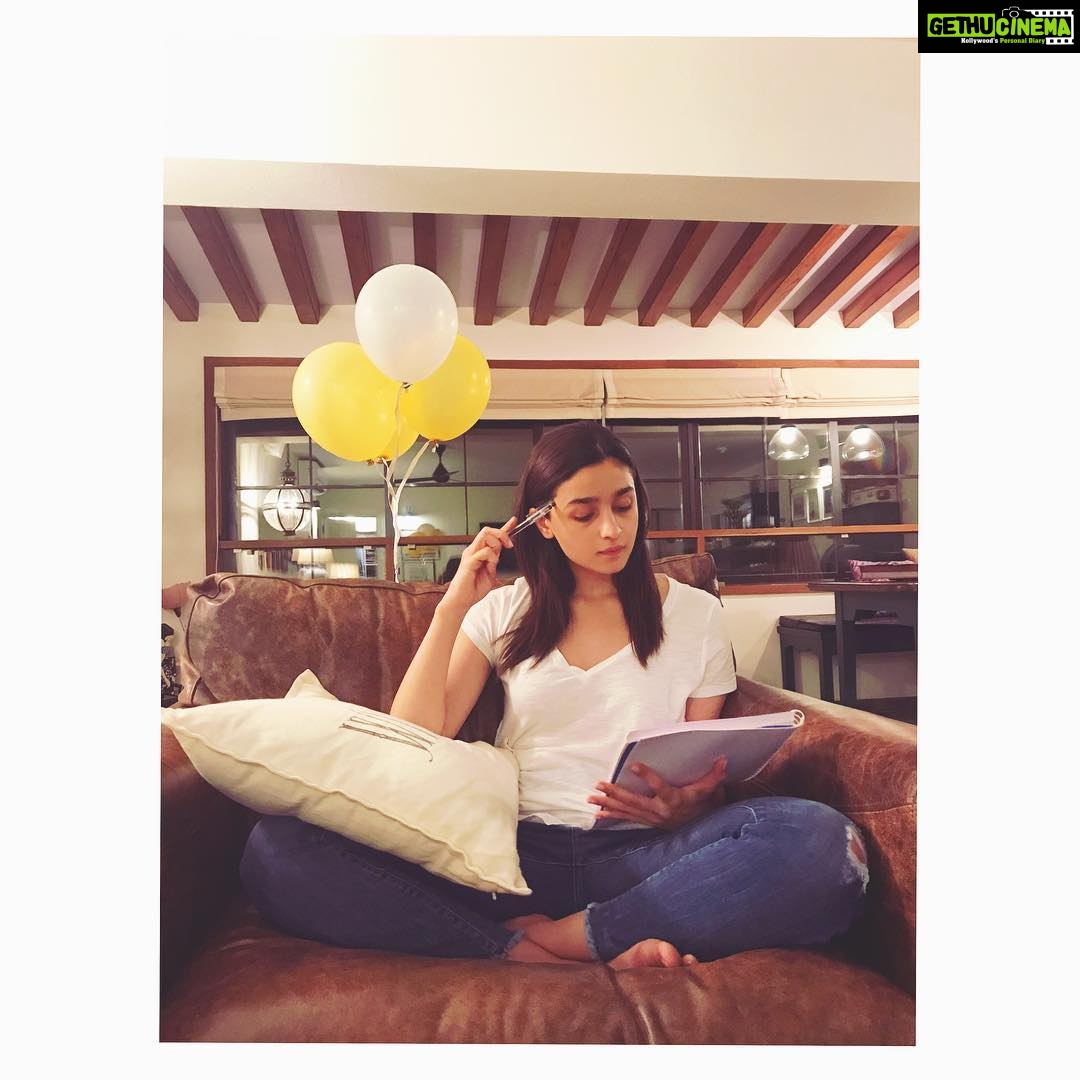 Alia Bhatt Instagram - The party is where the script is. Gully boy and Brahmastra prep time 💙#bestkindatime