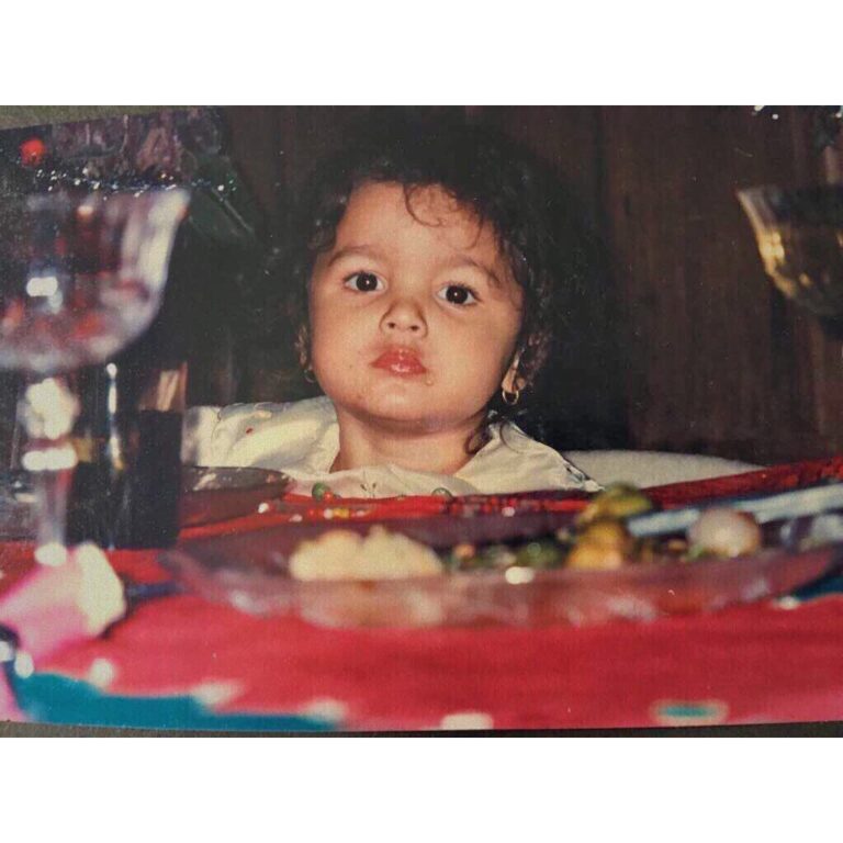 Alia Bhatt Instagram - This is why you don't interrupt me while I'm eating 😶