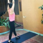 Alia Bhatt Instagram - Mission handstand - Level 1 👊Here's to a new challenge @rakeshyadav13 #dosomethingnew #fitnessisajourney