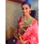 Alia Bhatt Instagram - Thank you @zeecineawards for the award tonight!!! ✨✨Wohooo team Udta Punjab 🙏❤️