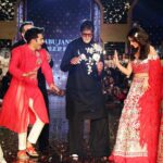 Alia Bhatt Instagram - Dancing away with the one and only @amitabhbachchan!!!!! @varundvn ✨✨✨👏 @abujanisandeepkhosla ❤️❤️❤️📷Manoj