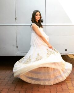 Alia Bhatt Instagram - Twirling about today on the sets of Dil Hai Hindustani 👀#badrinathkidulhania