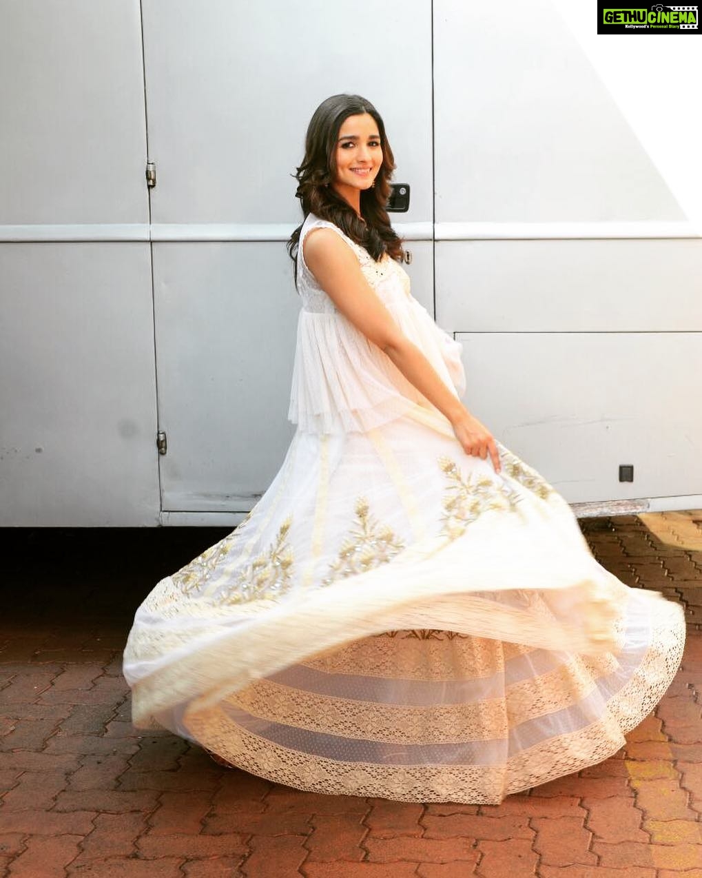 Alia Bhatt Instagram - Twirling about today on the sets of Dil Hai Hindustani 👀#badrinathkidulhania