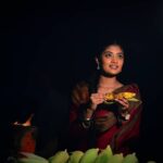 Ammu Abhirami Instagram - 🍂Sindhanaikum seyyalukum idaiyae kaalam kadal pol kidaku...Adhil neendha thaanae neram ilai nammaku!🍂