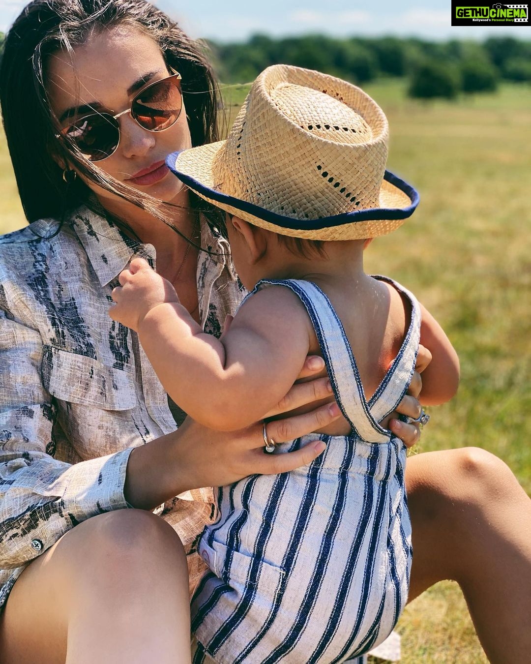 Amy Jackson - 309.1K Likes - Most Liked Instagram Photos