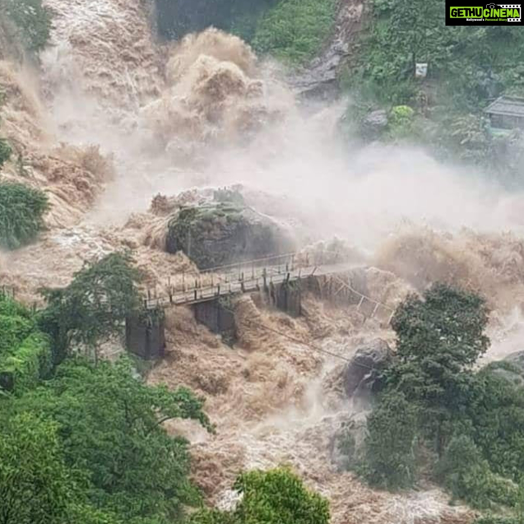 Amy Jackson Instagram - Floods affecting the entire state of Kerala are being called the worst in 100 years! My heart and prayers go out to the all of the victims. Please help us to get Gods Own Country back to its feet again 🙏🏼, I urge you to donate to the flood fund, no matter how big or small. Info on slide 3.