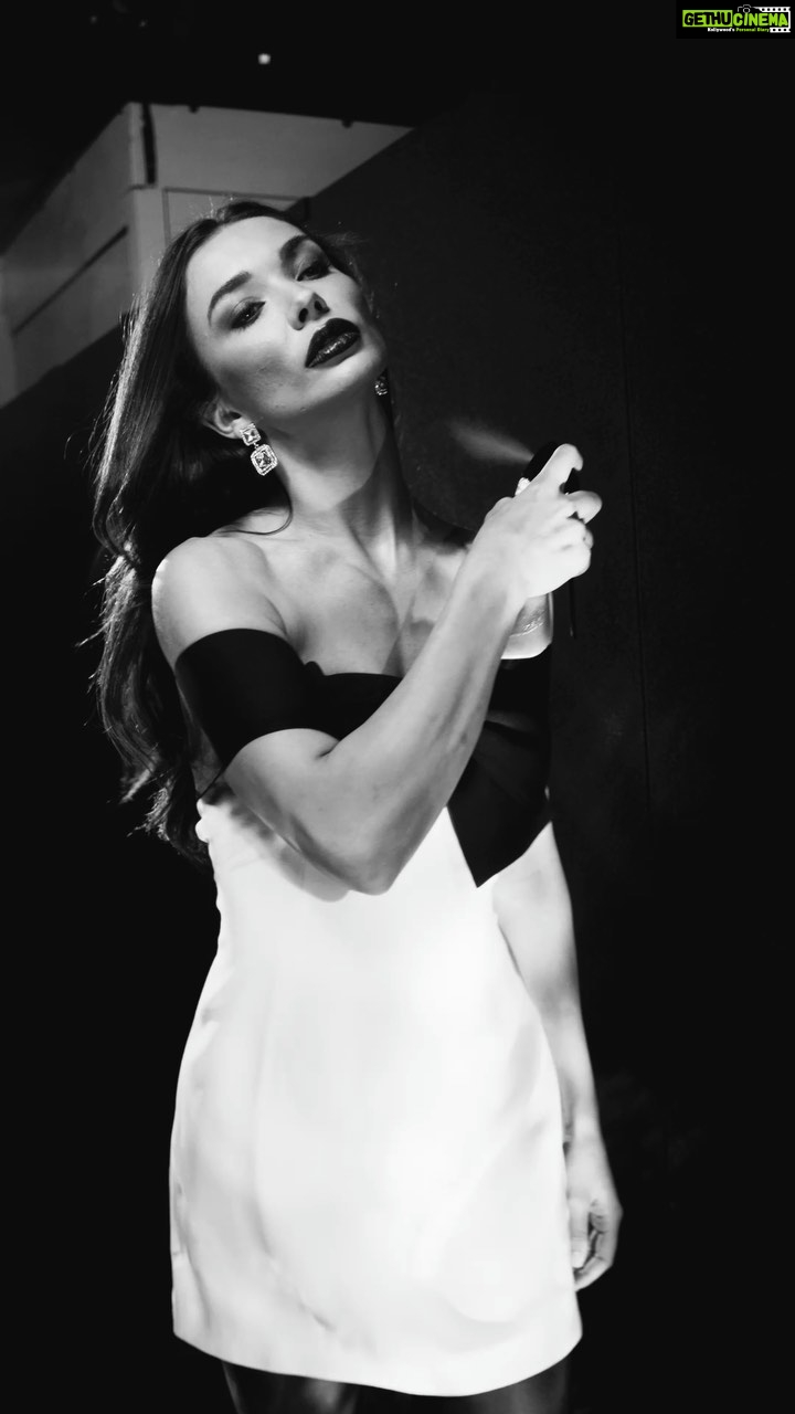 Amy Jackson Instagram - Anyone can feel like a 🌟 - It’s all about the inner confidence to feel powerful. Anytime I’m with loved ones laughing, singing and dancing, I feel like nothing can touch me. Anytime I feel weak, I wear Good Girl, leave my house with my headphones on, and just walk around the city with my music pumping. That’s the moment I feel like a 🌟! Anything is possible, never settle @carolinaherrera #HerreraHolidays with #GoodGirlCarolinaHerrera #AD