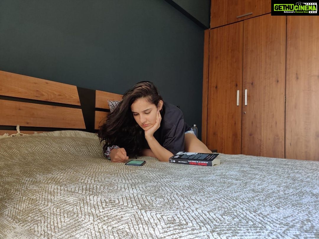 Angira Dhar Instagram - Ayeeee... just #quarentine and chill na machaa #socialdistancing