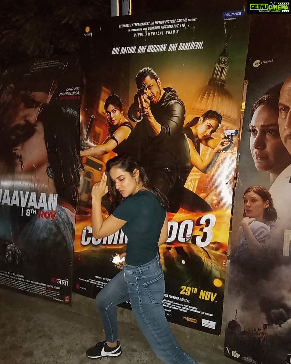 Angira Dhar Instagram - और अपन का gaiety को सलाम!!! 👊🏽 कल रात हो गया धमाल!!! 🤸♀️ Gaiety Galaxy Cinemas