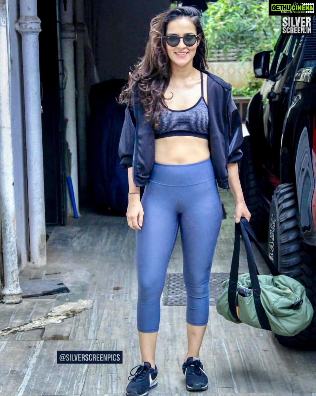 Angira Dhar - 71.6K Likes - And while you at the gym... do not forget to pose ✌🏼the paps never disappoint you 🙌🏼