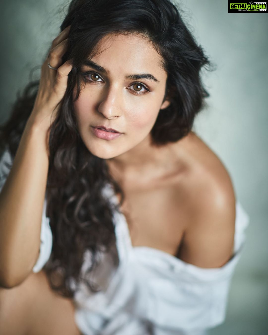 Angira Dhar Instagram - 📸 @rohanshrestha H&M @makeupwali Styled by @muskaan.goswami Powered by 👊🏽 @tejalshetty