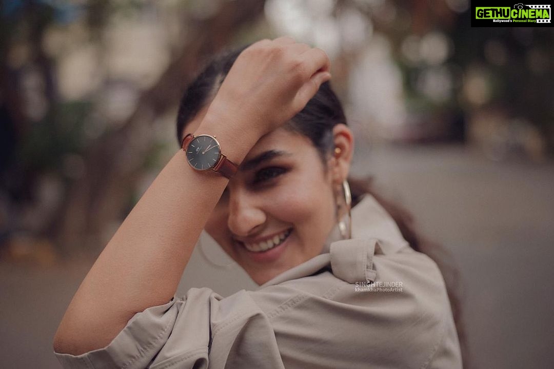 Angira Dhar Instagram - Love styling my outfits with @danielwellington watches. Use my code DWXANGIRA to get a 15% off on your purchase on the website and stores #danielwellington Styled by @devs213 📸 @tejindersinghkhamkha Makeup @saniya_shadadpuri