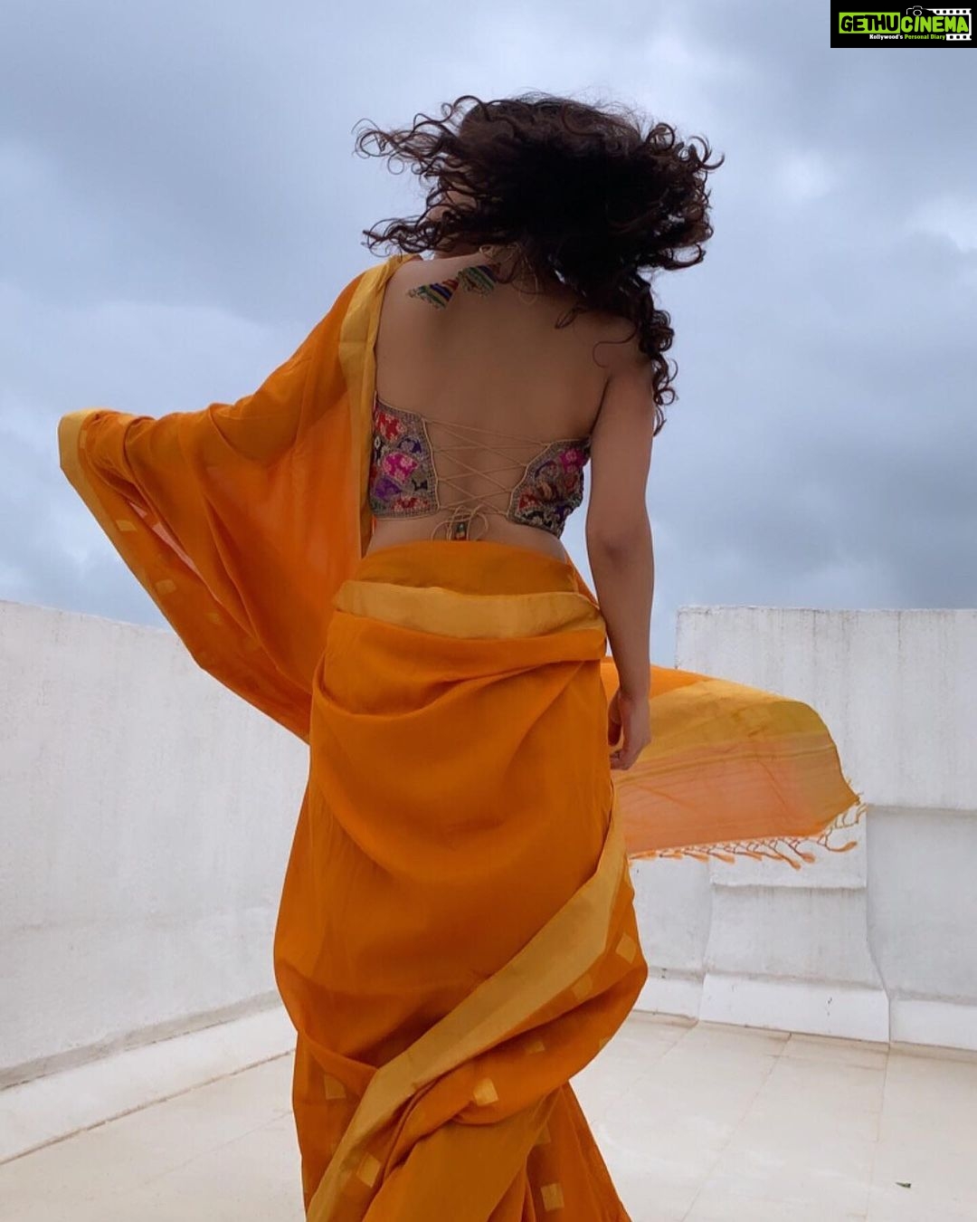 Angira Dhar - 59.1K Likes - @anka.fabric
This gorgeous turmeric wraps itself so beautifully around me... 🌞