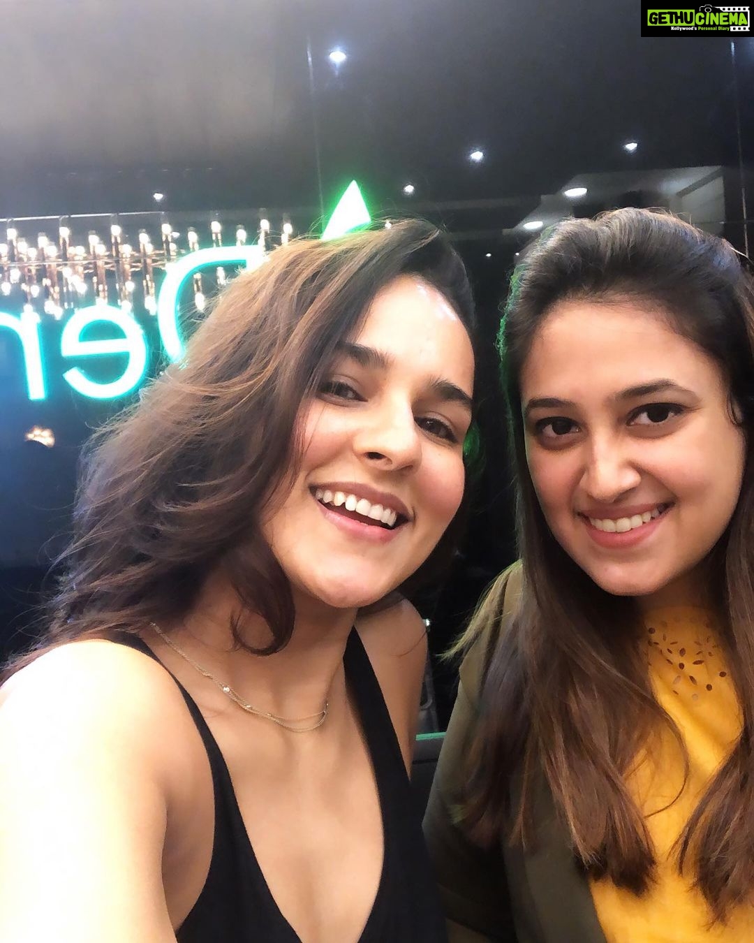 Angira Dhar - 60.9K Likes - Ok.. so I’ve always been super scared to be in a dentists chair.. getting my teeth examined.. BUT this was different.. Dentzz’s new centre in Bandra with all its high end technology and not to forget.. super luxurious set up, made me so comfortable.. that I walked out smiling (for a change)
Dr. Aastha Chandra is now my new best friend.. can’t wait to hang out at your clinic again @dentzzofficial ... here’s me flashing my brand new smile at yall!!