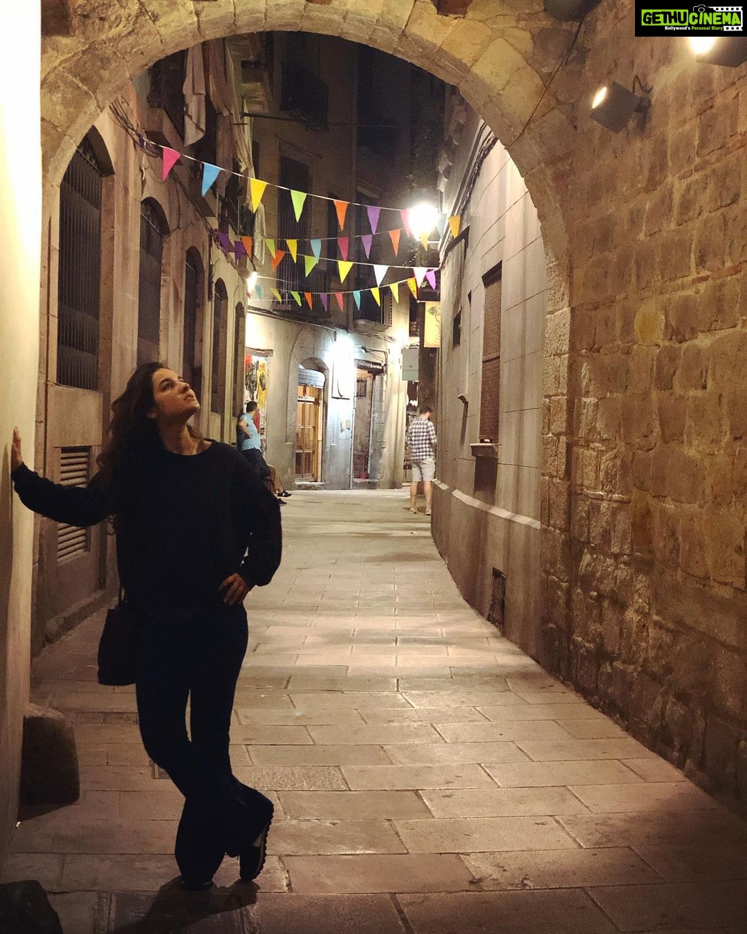 Angira Dhar Instagram - Never miss the ceilings #travel #Spain #black Barrio Gótico de Barcelona