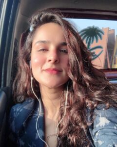 Angira Dhar Instagram - While on your way to work 🤳🏻