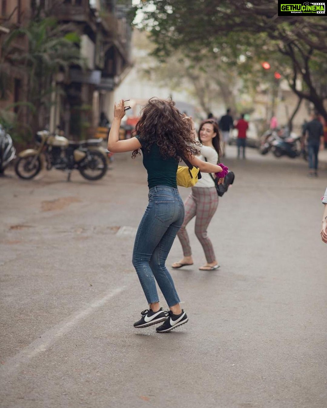 Angira Dhar - 61.1K Likes - Photographed by 📸@tejindersinghkhamkha
Celebrating everyday #womensday .. this day in particular was just 🤪.. Breaking into Bollywood with @khaterakhan007 & @breshna_h_khan