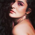 Angira Dhar Instagram – Just when you are missing the 90’s
Costume @fasionate_ 
Hair & Makeup @rohroe
📸@maulikpatel.me