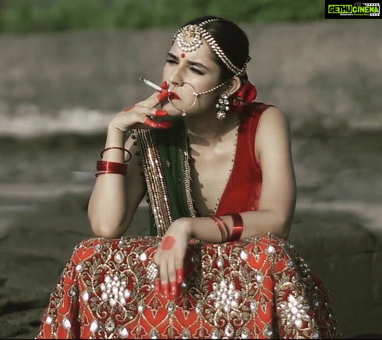 Angira Dhar Instagram - Remembering Shahana...❤️ #BBB #throw🔙 #smokingstillisntgoodforyou #disclaimer 👻