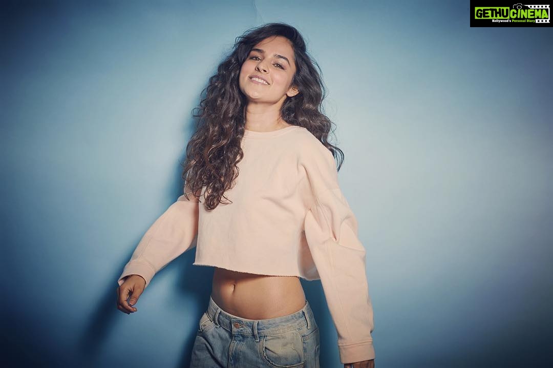 Angira Dhar Instagram - Chin up🌻 just you be smiling!