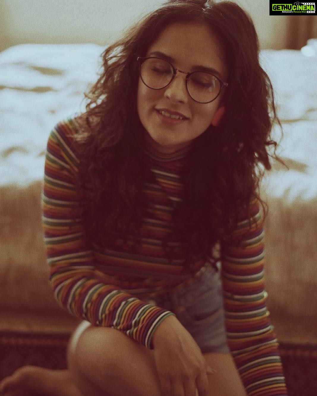 Angira Dhar Instagram - Play that tune for me.. wouldya🎧 . . . . 📸 @harshjanii H&M @rohroe