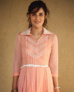 Angira Dhar Instagram - When they created Karina D’Souza... #ILoveMyJob 😆 . . . #day1 #looktest #throwback #LovePerSquareFoot with @rushisharma @manoshinath