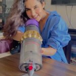 Angira Dhar Instagram – I took the #Dustchallenge and guess what 🤷🏻‍♀️…. vaccum cleaning is so much better than traditional cleaning #DysonIndia #DysonHome #DysonV11 @dyson_india