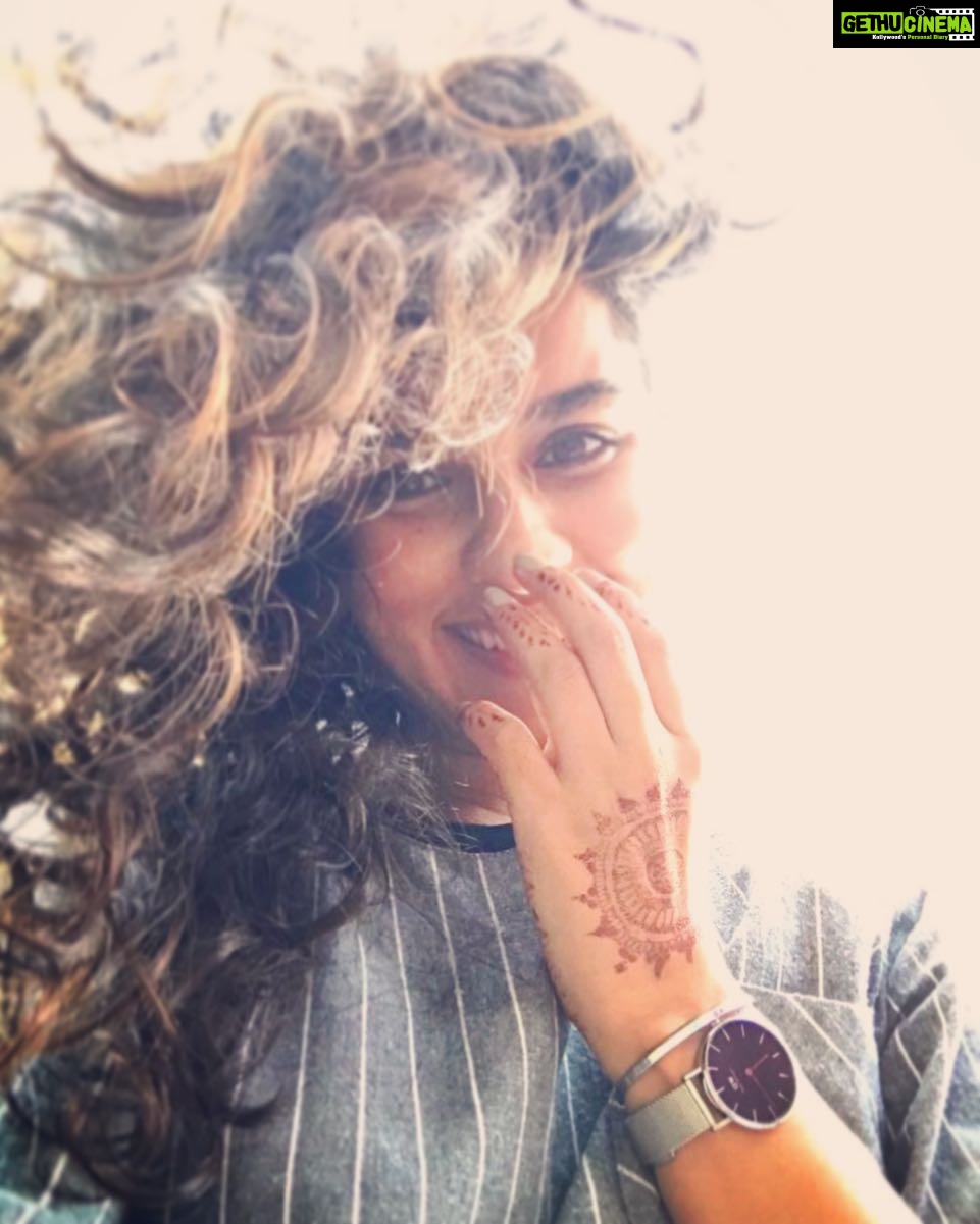 Angira Dhar Instagram - While Christmas is round the corner! @danielwellington has the perfect gifts for you. Choose Two of your Favourite bundles and enjoy 10% Off, also you could use my code “ANGIRA” and get an additional 15% discount on your order here.. https://www.danielwellington.com/in/create-gift-set/