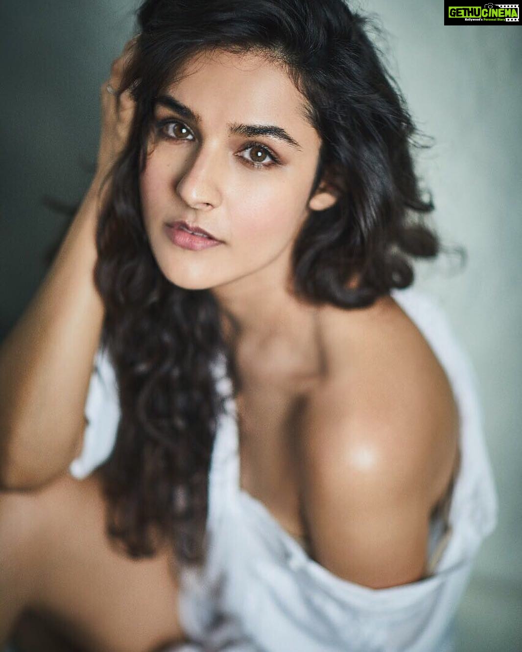 Angira Dhar Instagram - 📸 @rohanshrestha Make-up & Hair by @makeupwali Styled by @muskaan.goswami