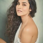 Angira Dhar Instagram – The “What’s that?” moment your photographer manages to capture somehow beautifully… coz #posing is not your strongest skill…yet😎 thank you @makeupwali @muskaan.goswami @tejalshetty for getting it all together