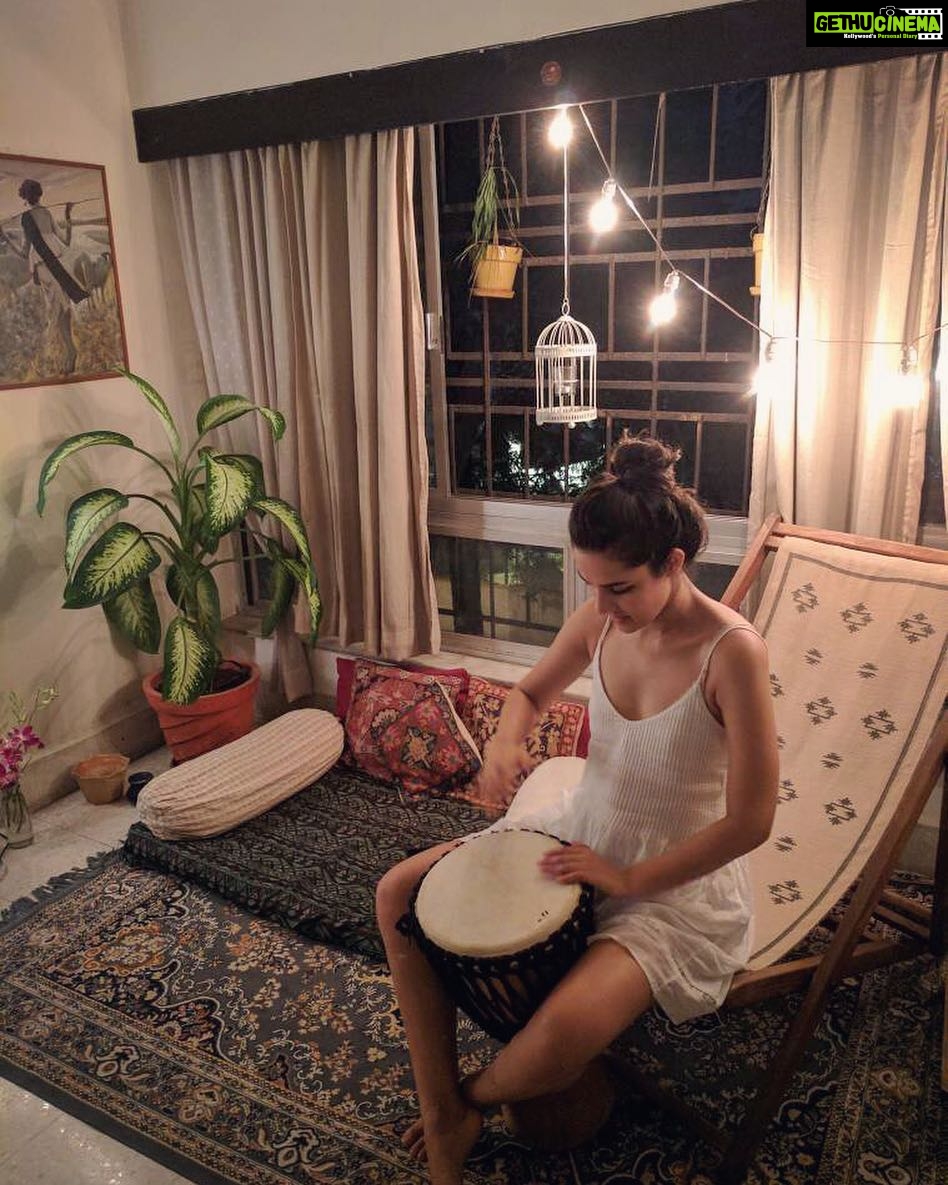 Angira Dhar Instagram - Thank you @anandntiwari for gifting me my pehla pehla initiation into percussions!! You really know how to make em dreams come true😃 this #djembe is going places!! #BestBirthdayGiftEver❤ ps: I hope I'm holding it right 🐒
