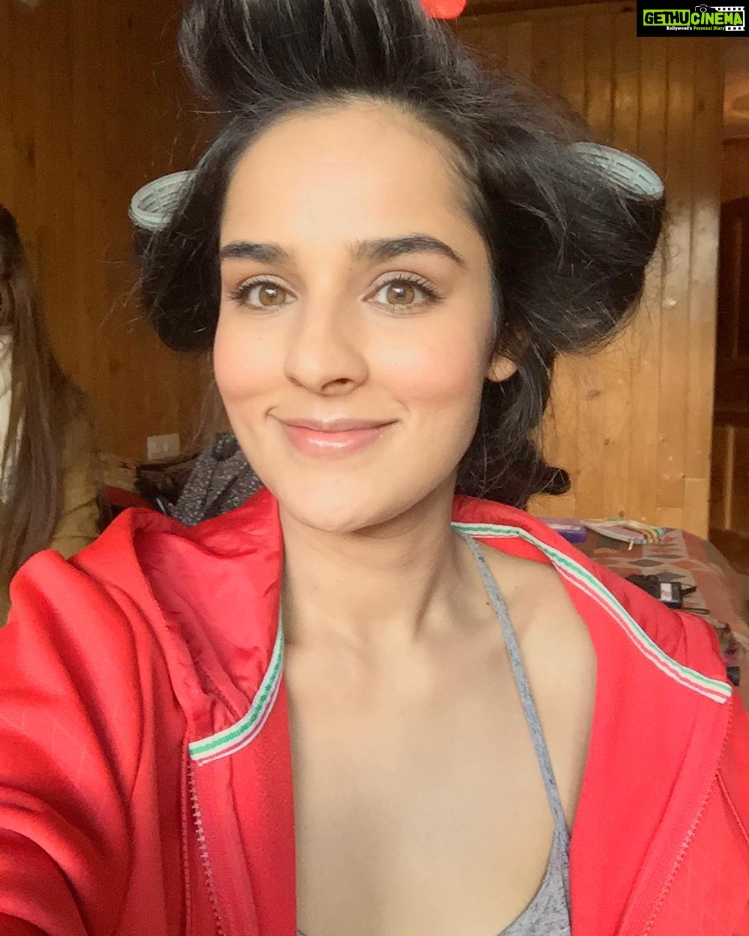 Angira Dhar Instagram - Nailing the no makeup kinda makeup look with @makeupwali ... kyaaa baat hai 💅🏻