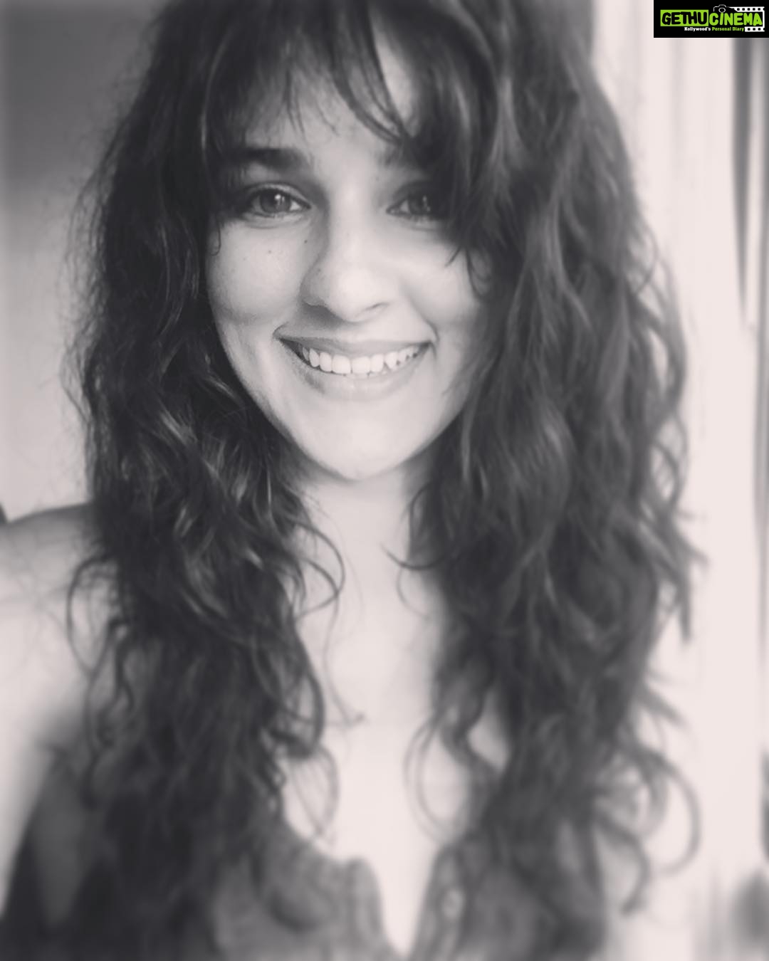 Angira Dhar Instagram - Here's to great hair days... thank you @rohan_jagtap_ 😘