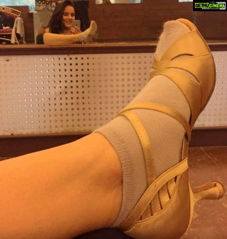 Angira Dhar Instagram - New dance shoes.. keepin it bold with #gold #watchoutforthisspace #sweatingitout