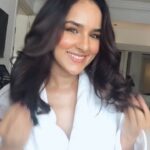 Angira Dhar Instagram – Pamper away with @dyson_india 

#DysonIndia #DysonAirwrap #DysonHairAtHome