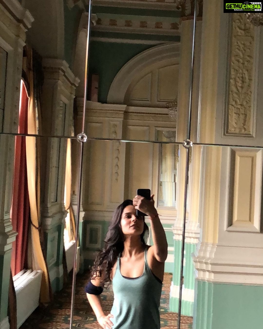 Angira Dhar Instagram - 🤳🏻 when u searching for network...but find the mirror instead London, UK