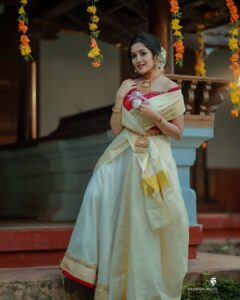 Anikha Instagram - Happy Onam!!!!🌼🌼 @rainbowmedia_photography @leirakuncysiby @zohib_zayi @alkas_bridal @shiva_makeover @vijaylakshmi._bridalmakeover2