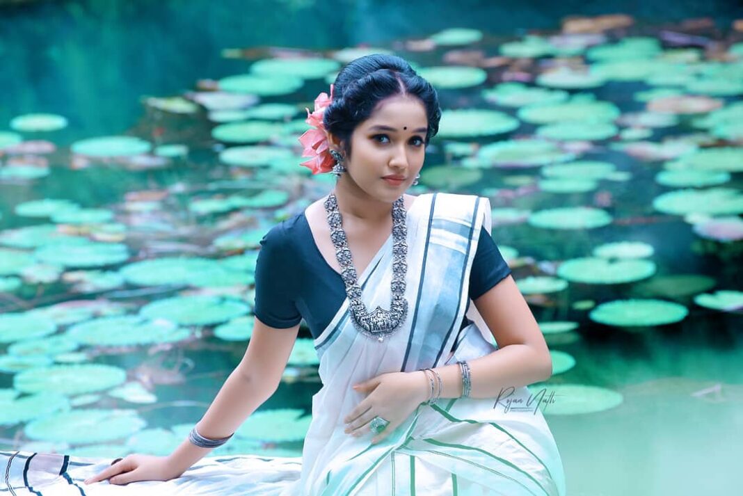 Anikha Instagram - Happy Onam🌹🏵️🌼 . Photography : @rojan_nath Costume & styling : @elsamma_johnson Johnson Makeup & hair stylist : @femy_antony Assistant: manzoor