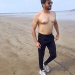 Anil Kapoor Instagram – This papa doesn’t preach, just removes his top and walks to the beach 🏖

Everyone has a weak point. Mine is food . The Punjabi boy in me needs the taste buds ignited, my eyes always bigger than my belly 🙈
During lockdown, I have set myself the task of achieving a new sharper look. This new look needs a new approach to eating . Both Harsh and my trainer Marc have taken it upon themselves to remind me constantly and lay down eating plans . I try and I battle .  Some times I even fall.  And what I’ve learnt through it all is that a chain is only as strong as it’s weakest link . So everyone in the house had to get involved . From those who kindly cook my food to the support of my family gathered round me at meal time . Fitness is never a one man/ women crusade , it’s about support and encouragement when we need it the most . (Always get family involved and on board to help you in any diet if you wish to make it truely a success )
Is it easy ? Not always, if I am honest. Some days the Punjabi boy sulks a little, but then some days, like this day with this picture… it makes it all worth it…