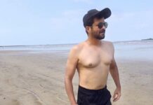Anil Kapoor Instagram - This papa doesn't preach, just removes his top and walks to the beach 🏖 Everyone has a weak point. Mine is food . The Punjabi boy in me needs the taste buds ignited, my eyes always bigger than my belly 🙈 During lockdown, I have set myself the task of achieving a new sharper look. This new look needs a new approach to eating . Both Harsh and my trainer Marc have taken it upon themselves to remind me constantly and lay down eating plans . I try and I battle . Some times I even fall. And what I've learnt through it all is that a chain is only as strong as it’s weakest link . So everyone in the house had to get involved . From those who kindly cook my food to the support of my family gathered round me at meal time . Fitness is never a one man/ women crusade , it’s about support and encouragement when we need it the most . (Always get family involved and on board to help you in any diet if you wish to make it truely a success ) Is it easy ? Not always, if I am honest. Some days the Punjabi boy sulks a little, but then some days, like this day with this picture... it makes it all worth it...