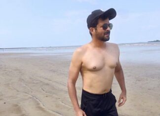 Anil Kapoor Instagram - This papa doesn't preach, just removes his top and walks to the beach 🏖 Everyone has a weak point. Mine is food . The Punjabi boy in me needs the taste buds ignited, my eyes always bigger than my belly 🙈 During lockdown, I have set myself the task of achieving a new sharper look. This new look needs a new approach to eating . Both Harsh and my trainer Marc have taken it upon themselves to remind me constantly and lay down eating plans . I try and I battle . Some times I even fall. And what I've learnt through it all is that a chain is only as strong as it’s weakest link . So everyone in the house had to get involved . From those who kindly cook my food to the support of my family gathered round me at meal time . Fitness is never a one man/ women crusade , it’s about support and encouragement when we need it the most . (Always get family involved and on board to help you in any diet if you wish to make it truely a success ) Is it easy ? Not always, if I am honest. Some days the Punjabi boy sulks a little, but then some days, like this day with this picture... it makes it all worth it...