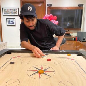 Anil Kapoor Instagram - And the winner is.... Me (Obviously)! ⁣
1 📸 : @kapoor.sunita ⁣
2 📸 : @rheakapoor ⁣
⁣
#quarantinegames #chasingthequeen #candids #stayhomestaysafe