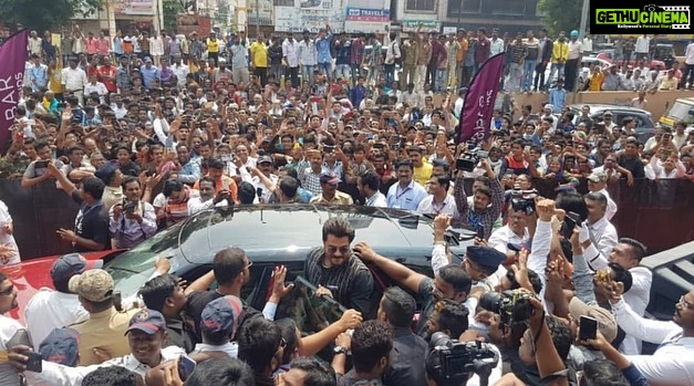 Anil Kapoor Instagram - Will always be eternally grateful for the love shown by people for a theatre inauguration 27 years ago in the year 1992 & the love I received today at the @malabargoldanddiamonds showroom launch in Aurangabad! Same place, relived the old memories and made some new ones! Thank you! Aurangabad, Maharashtra