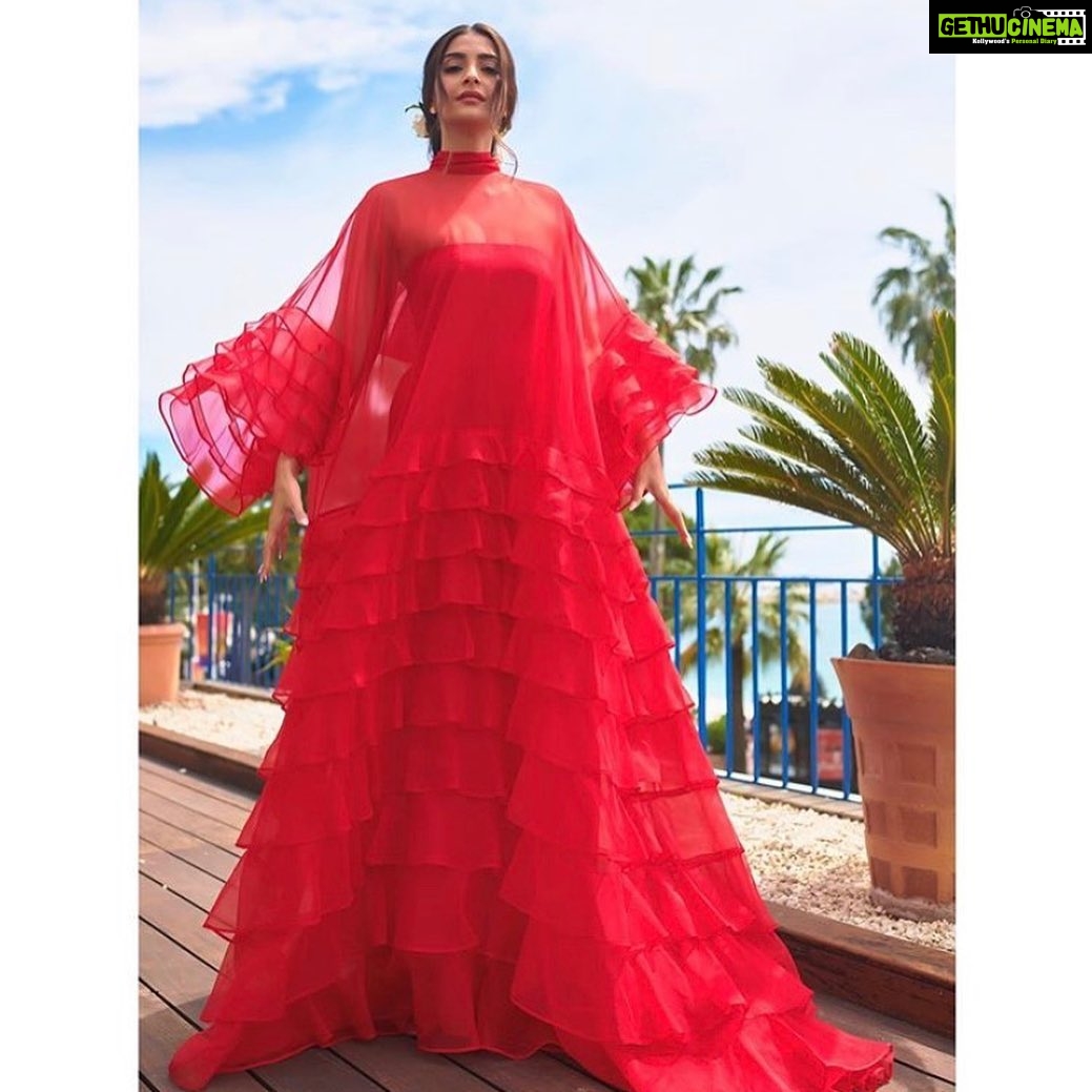 Anil Kapoor Instagram - Taking the world by storm, one outfit at a time! So proud of my girls for creating art with fashion! @sonamkapoor @rheakapoor, Love the looks and the brains behind them! #proudfathermoment #SonamAtCannes