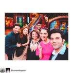 Anil Kapoor Instagram - Repost from @sonamkapoor - With the incredible team of #ekladkikodekhatohaisalaga on the @kapilsharma show! Thanks so so much for having us.. it was the best show of yours I’ve been on yet... I’ve never laughed so hard! @anilskapoor @rajkummar_rao @iamjuhichawla @shellychopradhar