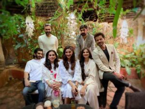 Anil Kapoor Instagram - A happy Sunday with the only humans that make me feel all warm and fuzzy inside... Celebrating yet another beautiful love story!
@kapoor.sunita @anandahuja @sonamkapoor @rheakapoor @karanboolani @harshvardhankapoor